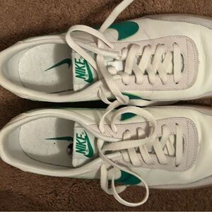 Nike Men’s 8.5 Athletic Shoes White and Green